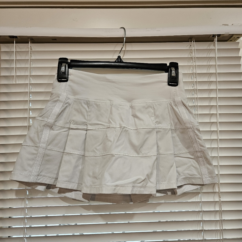 Lululemon size 2 skirt (White)
